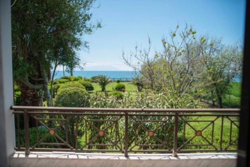 a view of a garden from a balcony at dikella in Mesimvría