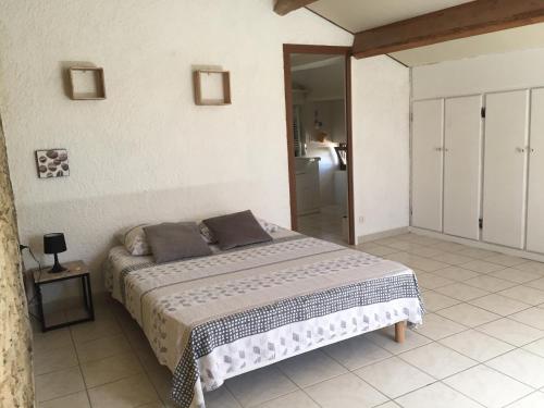 une chambre avec un lit dans une pièce dans l'établissement Maison de caractère, à Saint-Montan