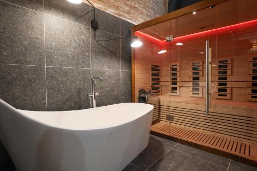 Spacious 3BR Escape with Sauna and Billiard