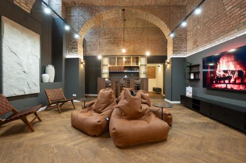 Spacious 3BR Escape with Sauna and Billiard