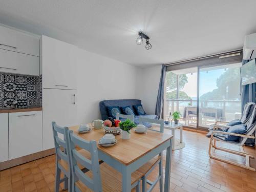une cuisine et une salle à manger avec une table et des chaises dans l'établissement Apartment Antigua-5 by Interhome, au Barcarès