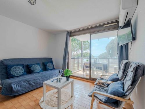 un salon avec un canapé, une télévision et une table dans l'établissement Apartment Antigua-5 by Interhome, au Barcarès