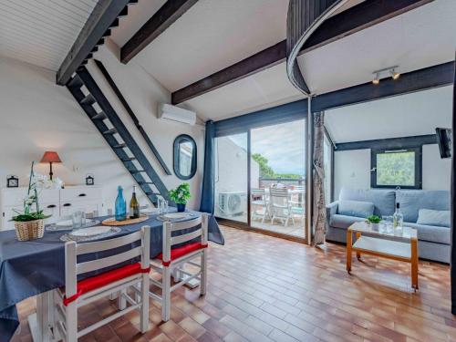 un salon avec une table et un canapé dans l'établissement Apartment Antigua-9 by Interhome, au Barcarès