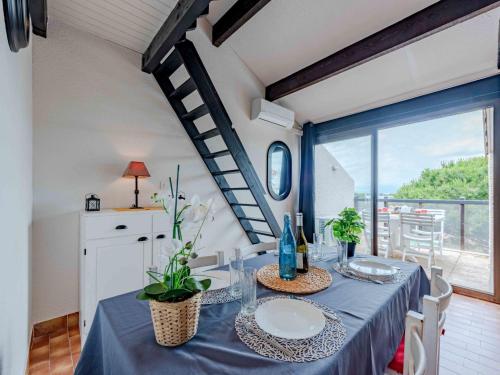 une salle à manger avec une table et un chiffon bleu dans l'établissement Apartment Antigua-9 by Interhome, au Barcarès