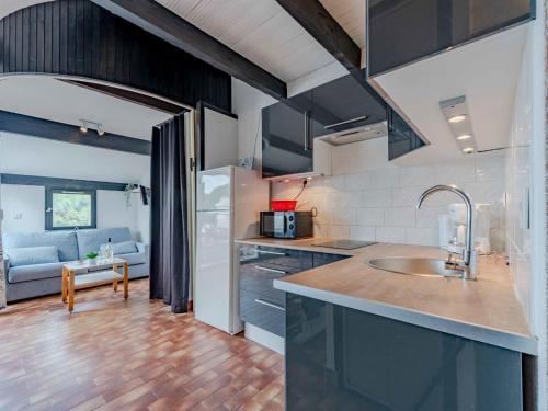 une cuisine avec un évier et un salon dans l'établissement Apartment Antigua-9 by Interhome, au Barcarès