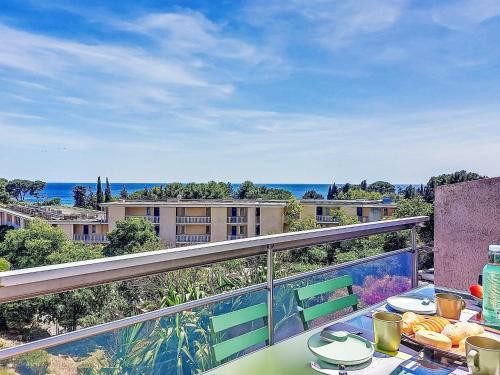 - un balcon avec une table et de la nourriture dans l'établissement Apartment Le Fidji-2 by Interhome, à La Ciotat