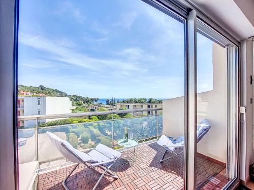 un balcon avec deux chaises et une vue sur l'océan dans l'établissement Apartment Le Fidji-2 by Interhome, à La Ciotat