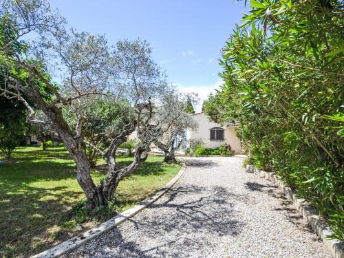 a driveway with trees in front of a house at Holiday Home Mas des Lavandes by Interhome in Graveson