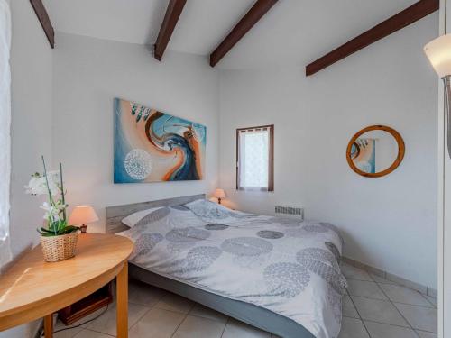 une chambre avec un lit et une table en bois dans l'établissement Apartment Antigua-4 by Interhome, au Barcarès