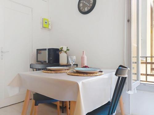 une table avec un tissu de table blanc et un four micro-ondes dans l'établissement Apartment Le Gambetta by Interhome, à Nice