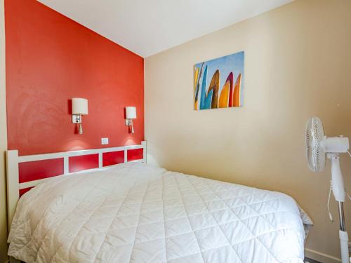 une chambre avec un lit et un tableau au mur dans l'établissement Apartment Les Marquises-9 by Interhome, au Barcarès