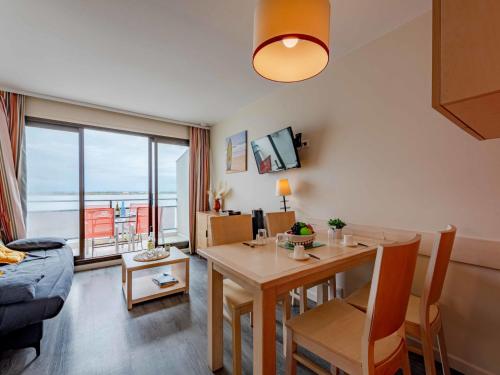 un salon avec une table et une salle à manger dans l'établissement Apartment Les Marquises-9 by Interhome, au Barcarès