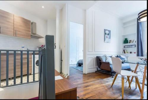un salon avec une cuisine et une salle à manger dans l'établissement 3 pièces Arc de Triomphe RDC, à Paris