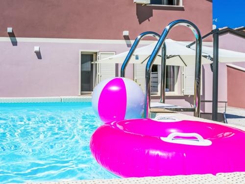 チェチナにあるHoliday Home Borgo il Vallin delle Conche-1 by Interhomeの- 水中のピンク色のインフレータブルいかだ付きのスイミングプール