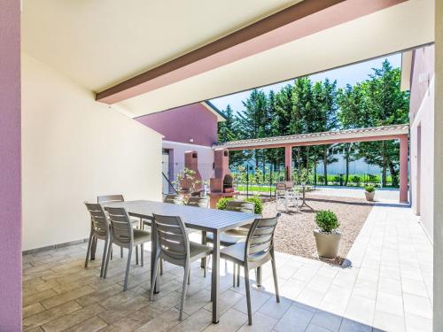 チェチナにあるHoliday Home Borgo il Vallin delle Conche-1 by Interhomeのダイニングルーム(テーブル、椅子付)
