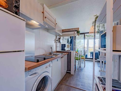 une cuisine avec une machine à laver et un évier dans l'établissement Apartment Coudalère - Jamaica-6 by Interhome, au Barcarès