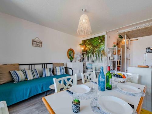 un salon avec une table et un canapé dans l'établissement Apartment Coudalère - Jamaica-6 by Interhome, au Barcarès