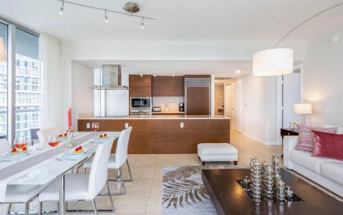 Kuchyň nebo kuchyňský kout v ubytování MVR - Brickell Icon w Massive Pool & Spa
