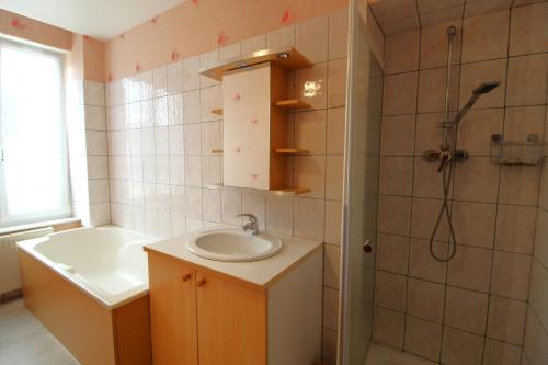Ένα μπάνιο στο Appartement tout confort à Gérardmer avec sauna, proche du lac et des commerces