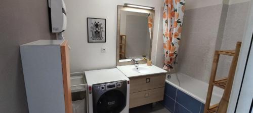 La petite salle de bains est pourvue d'un lavabo et d'un lave-linge. dans l'établissement Pause Ciotadenne, à La Ciotat