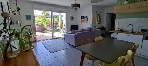 une cuisine et un salon avec une table et des chaises dans l'établissement Pause Ciotadenne, à La Ciotat