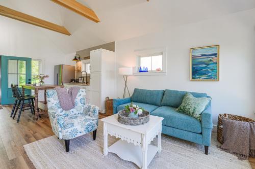 Posezení v ubytování Oceanfront Studio with Private Dock in Harpswell!
