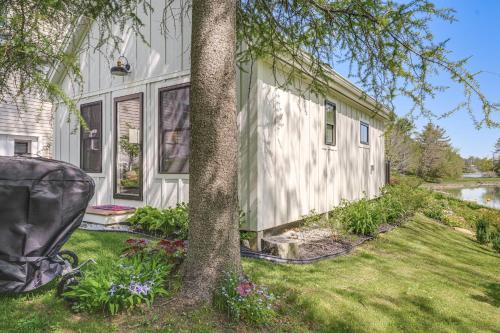 Zahrada ubytování Oceanfront Studio with Private Dock in Harpswell!