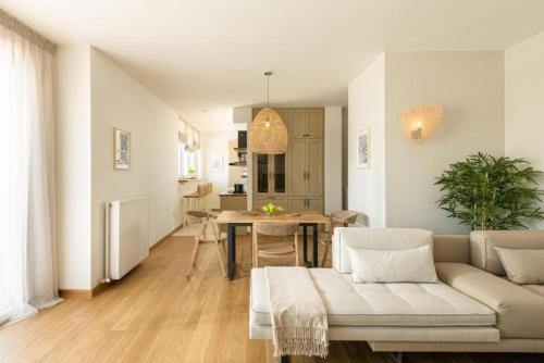 Gorgeous exclusive penthouse next to the seafront