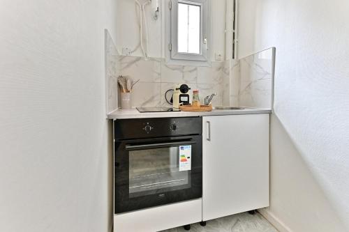 Il comprend une petite cuisine équipée d'une cuisinière et d'un évier. dans l'établissement Studio spacieux Rez-de-chaussée banlieue Paris -IV, à Gagny