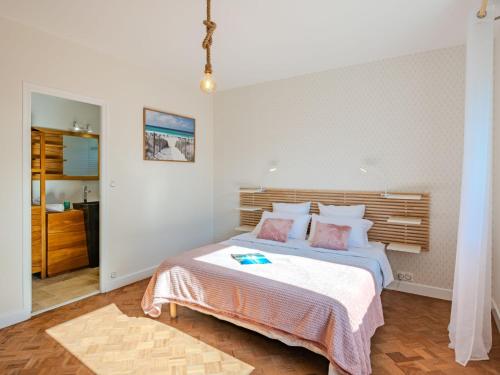 une chambre avec un grand lit avec des oreillers roses dans l'établissement Apartment Douchamïa by Interhome, à Mimizan