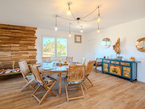une salle à manger avec une table et des chaises dans l'établissement Apartment Douchamïa by Interhome, à Mimizan
