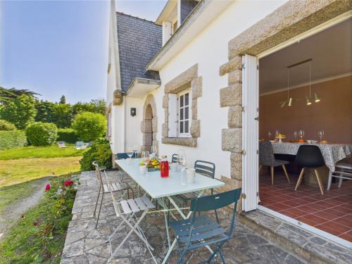 d'une terrasse avec une table et des chaises blanches. dans l'établissement VILLA K BELLOU Maison familiale a deux pas de la plage, à Concarneau