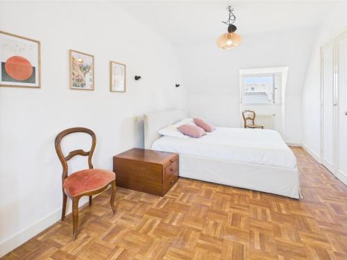 une chambre avec un lit, une chaise et un bureau dans l'établissement VILLA K BELLOU Maison familiale a deux pas de la plage, à Concarneau