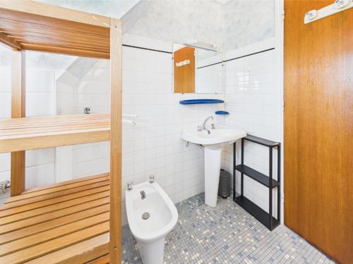 une salle de bain avec un lavabo et des toilettes dans l'établissement VILLA K BELLOU Maison familiale a deux pas de la plage, à Concarneau
