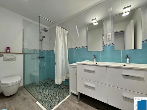 Un baño con ducha, inodoro y lavabo. en VILLA GIULIA - Piscine - Jacuzzi - 4 Chambres, en Porto Vecchio