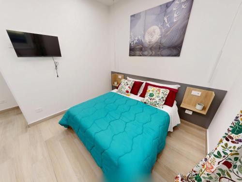 a small bedroom with a bed and a flat screen tv at Ilaria e Giulia Rooms in Corbara