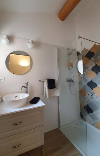 une salle de bain avec un lavabo et une douche dans l'établissement Charming Cohola gîte, all comforts, à Sablet