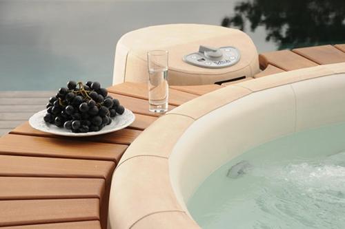 - une table avec une assiette de fruits à côté de la piscine dans l'établissement Charming Cohola gîte, all comforts, à Sablet