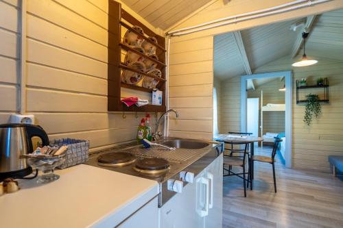 Kuchyň nebo kuchyňský kout v ubytování Efri-Vík Bungalows