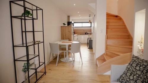 une chambre avec une table et une cuisine avec un escalier dans l'établissement Le Wilson, à Vannes