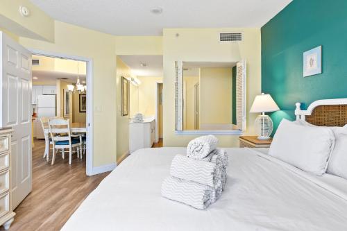 Postel nebo postele na pokoji v ubytování -New Listing!- Stunning 2BR condo with Private Oceanfront Balcony at The Wyndham Ocean Walk Resort