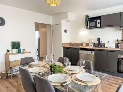une salle à manger avec une table et des chaises dans une cuisine dans l'établissement Apartment Cap Océan-10 by Interhome, à Capbreton