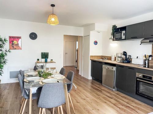 une cuisine et une salle à manger avec une table et des chaises dans l'établissement Apartment Cap Océan-10 by Interhome, à Capbreton