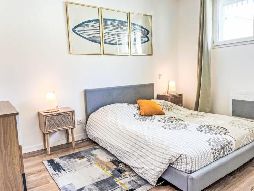 - une chambre avec un lit doté d'un oreiller orange dans l'établissement Apartment Cap Océan-10 by Interhome, à Capbreton