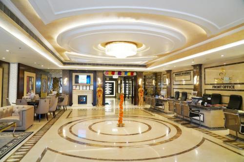 SurūrnagarにあるHotel Shubham Palaceの大きな噴水のある天井の高いサロン