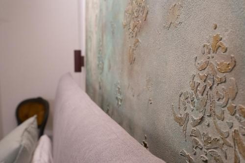 a close up of a wall with mold on it at Casa Diana Holiday Home in Montescudaio