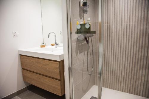 une salle de bain avec douche et lavabo dans l'établissement Appartement neuf à 200 m de la plage tout confort, à Pornichet