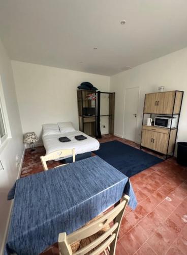 une chambre avec deux lits et une table dans l'établissement Seaside getaway - top apartment, à Ouistreham