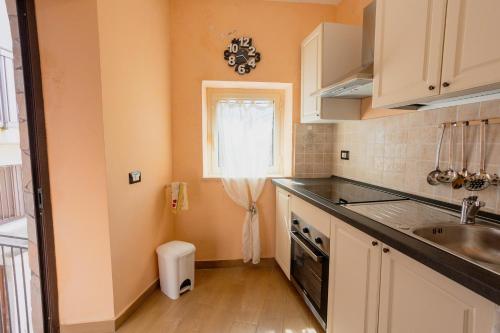 a kitchen with a sink and a window at Casa Vacanze Da Angy & Gio in Grisolia