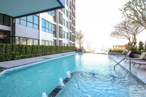 una gran piscina frente a un edificio en 2BR Condo with Oldtown Bangkok Vibes, Steps from Wongwian Yai, en Bangkok